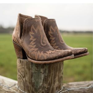 Ariat Dixon distressed brown booties ankle boots 7.5